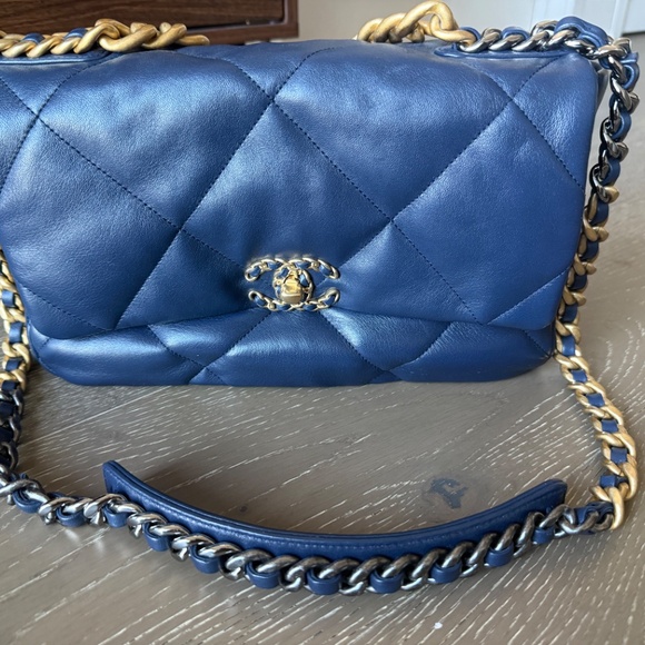 Chanel 19 Large Lambskin Flapbag in Bleu Marine - Picture 9 of 13